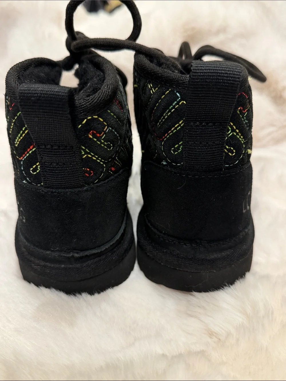 EUC* UGG Neumel II Graphic Stitch sz 2